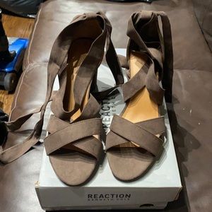 New brown suede sandal damaged box